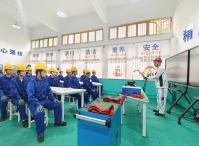 酷！懷化工業中專師生自主“造車”，教學設備研發譜新篇